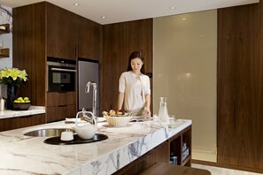 Coffee/tea maker, fridge, oven, stovetop - The Fairway Place, Xi'an - Marriott Executive Apartments (Xi'an)