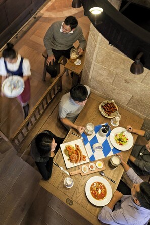 2 Restaurants, Frühstück, Mittagessen, Abendessen, deutsche Küche