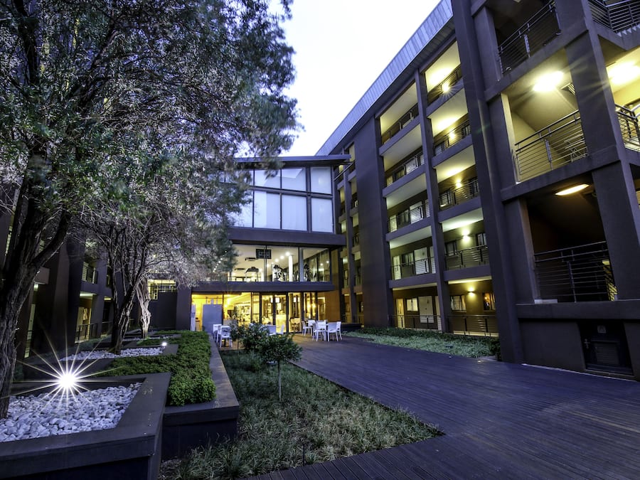 Overnatningsstedets facade – aften/nat