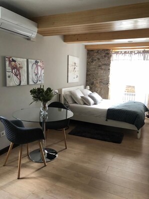 Cubrecamas, decoración personalizada y cortinas blackout 