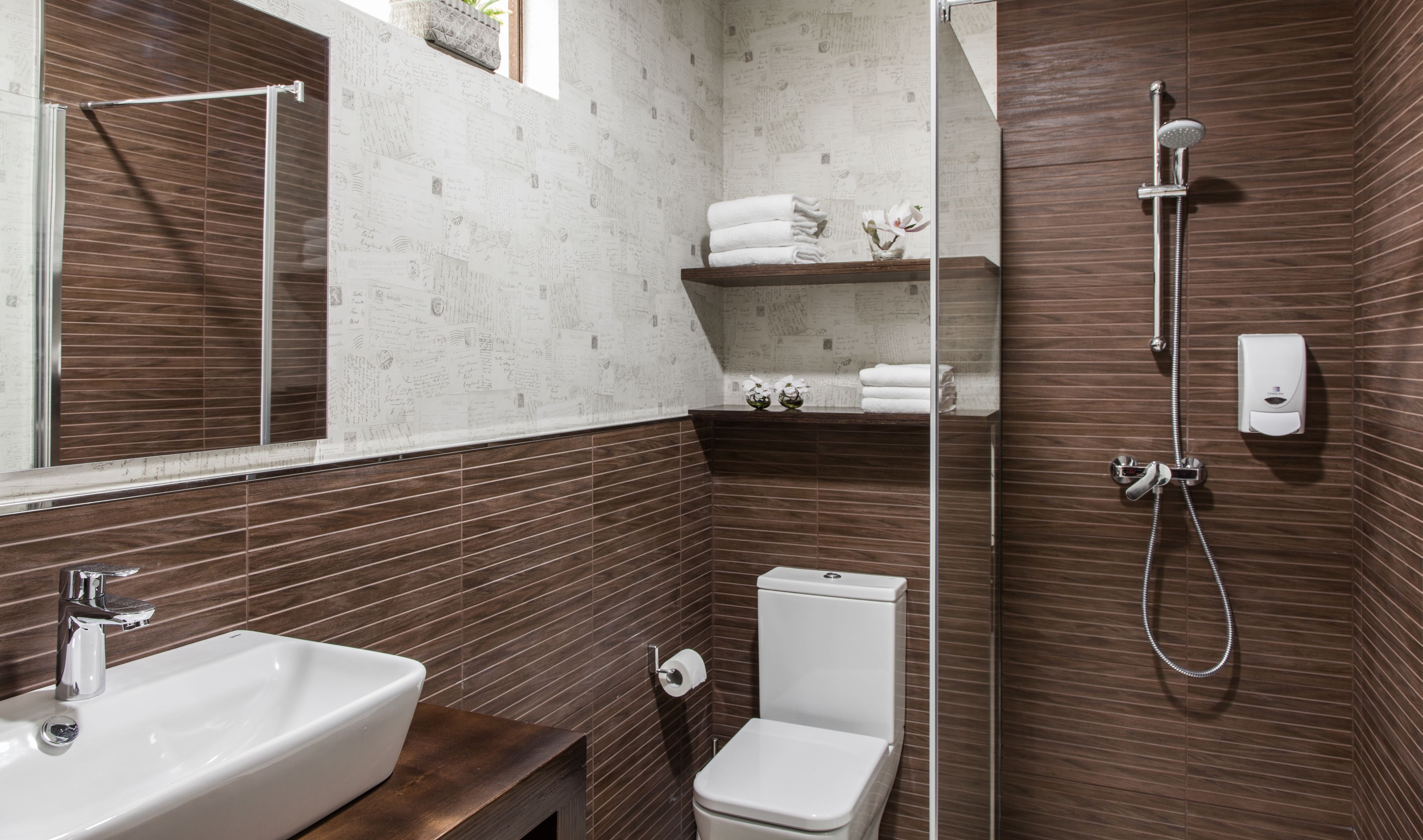 Apartamento superior, 2 habitaciones | Baño | Ducha, artículos de higiene personal gratuitos y secador de pelo