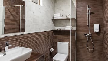 Apartamento superior, 2 habitaciones | Baño | Ducha, artículos de higiene personal gratuitos y secador de pelo
