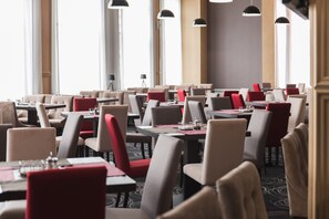 2 間餐廳；供應早餐、午餐和晚餐