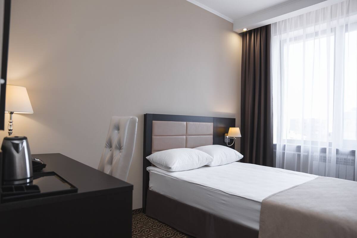 Standard Single Room | Minibar, in-room safe, desk, soundproofing