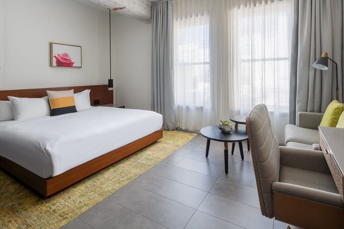 Room, 1 King Bed, Non Smoking | 1 bedroom, premium bedding, pillowtop beds, in-room safe