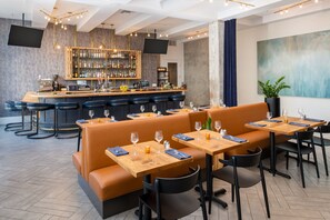 Se sirven almuerzos, cenas y cocina americana 