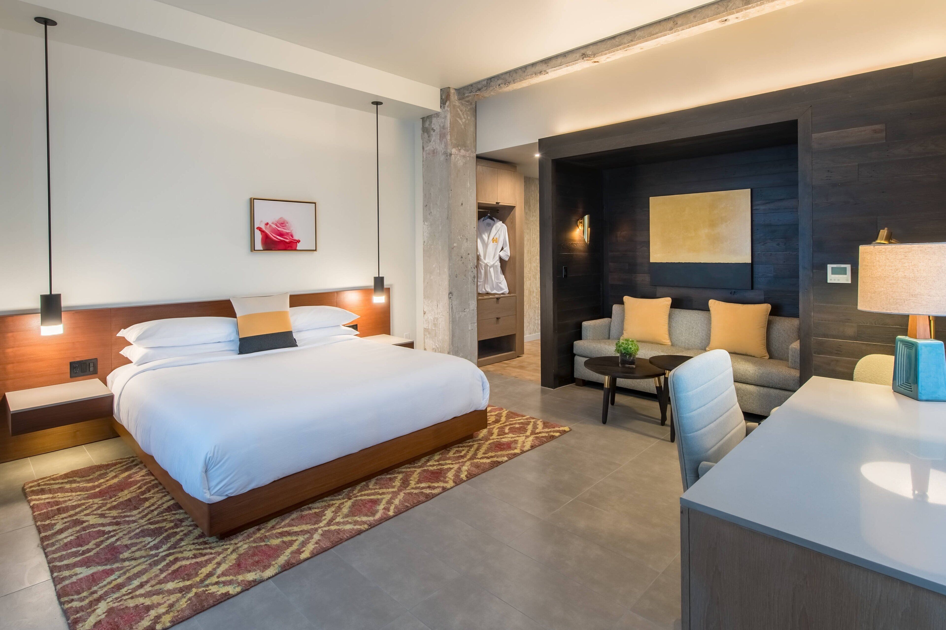 Phòng Suite Junior, 1 giường cỡ king, quang cảnh thành phố (Corner) | Bộ đồ giường cao cấp, nệm có lớp đệm bông, két bảo mật tại phòng 