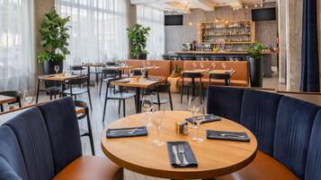 Lunch and dinner served, American cuisine