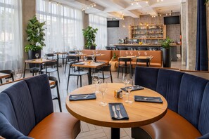 Lunch and dinner served, American cuisine - The Hi-Lo, Autograph Collection (Portland)