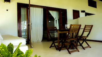 Individuell dekoriert, individuell eingerichtet, Schreibtisch