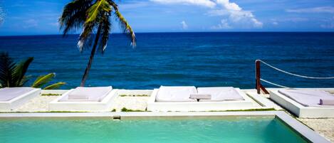 2 outdoor pools, pool loungers