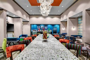 Free daily buffet breakfast  - Hampton Inn & Suites by Hilton Atlanta Perimeter Dunwoody (Atlanta)