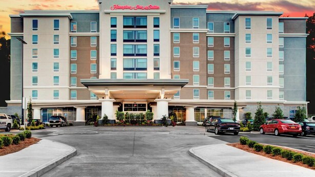 A Hampton Inn & Suites hotel with a modern facade, multiple floors, and a central entrance with a covered area. - Hampton Inn & Suites by Hilton Atlanta Perimeter Dunwoody (Atlanta)