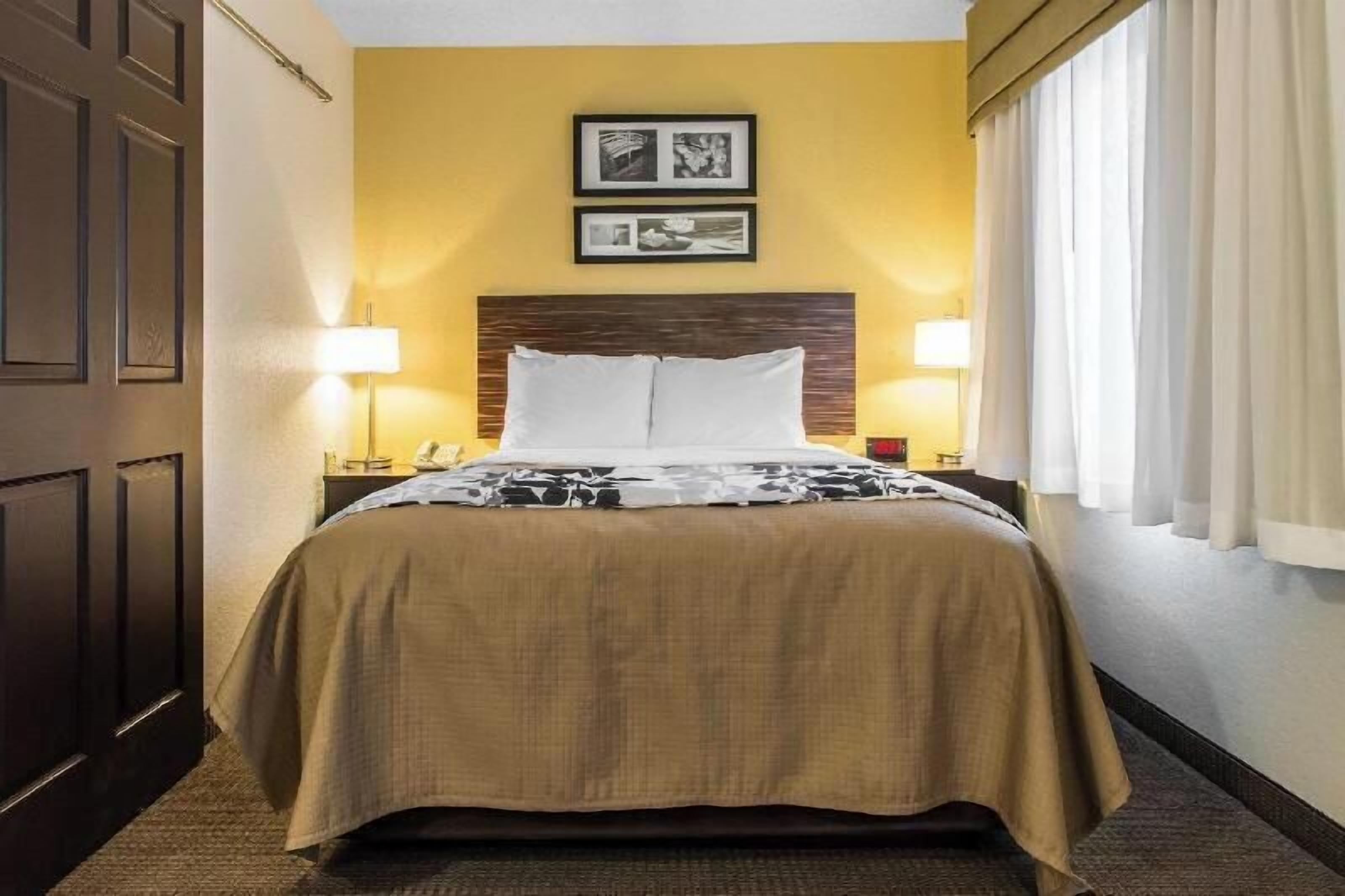 Premium bedding, desk, iron/ironing board, free WiFi
