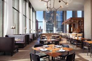 Desayuno buffet diario (USD 24.95 por persona)