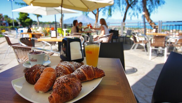A table with croissants, a cup of coffee, and a glass of orange juice. - Belvedere Rent Rooms (Campofelice di Roccella)
