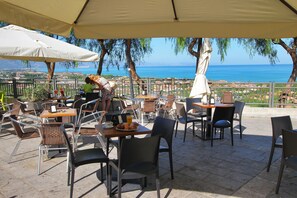 تناول الطعام بالخارج