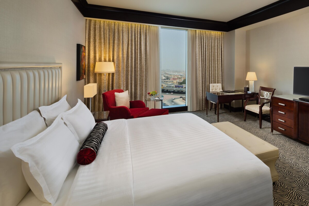 Deluxe Room, 1 King Bed, City View | Minibar (free items), in-room safe, desk, laptop workspace