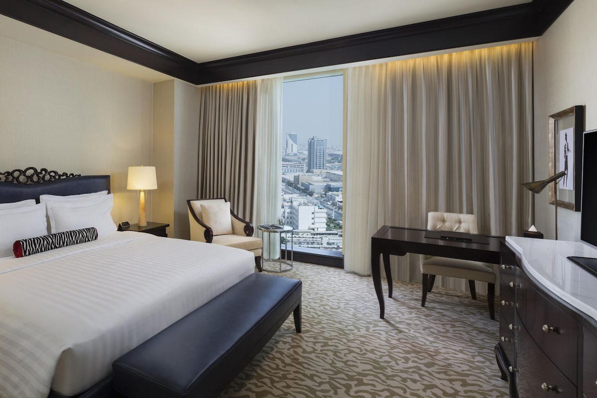 Business Suite, 1 King Bed, City View | Minibar (free items), in-room safe, desk, laptop workspace