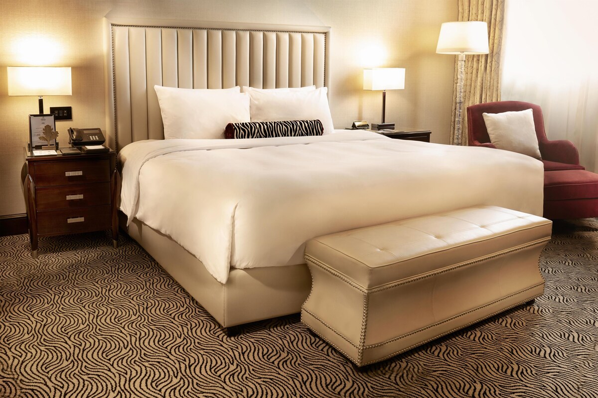 Superior Room, 1 King Bed, City View | Minibar (free items), in-room safe, desk, laptop workspace