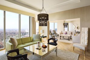 Suite, letti multipli, vista città (Royal Suite) | Area soggiorno | TV LED 48 pollici con canali via cavo, TV, pavimenti riscaldati