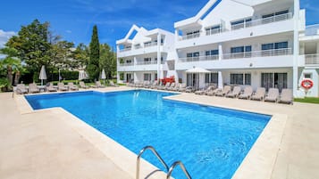 Indoor pool, 3 outdoor pools, pool umbrellas, sun loungers