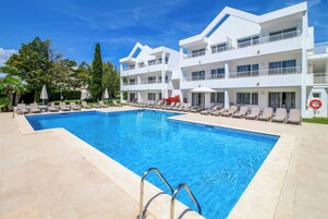 Una piscina cubierta, 3 piscinas al aire libre, sombrillas, tumbonas
