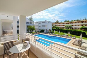 Indoor pool, 3 outdoor pools, pool umbrellas, sun loungers