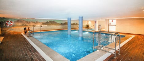 Piscine couverte, 3 piscines extérieures, parasols de plage