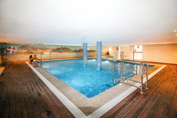 Piscina coperta, 3 piscine all'aperto, ombrelloni da piscina, lettini