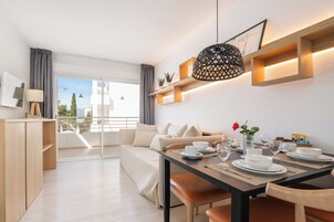 Family Apartment, 2 Bedrooms | Living area | 21-inch TV with satellite channels, books