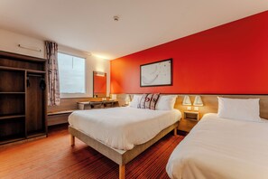 Quadruple Room | Desk, soundproofing, free WiFi, bed sheets - ACE Hôtel Montluçon (Saint-Victor)
