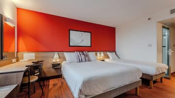 Quadruple Room | Desk, soundproofing, free WiFi, bed sheets