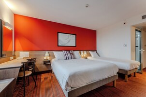 Escritorio, sistema de insonorización, wifi gratis y ropa de cama 