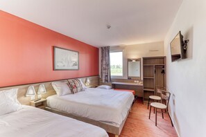 Triple Room | Desk, soundproofing, free WiFi, bed sheets - ACE Hôtel Montluçon (Saint-Victor)