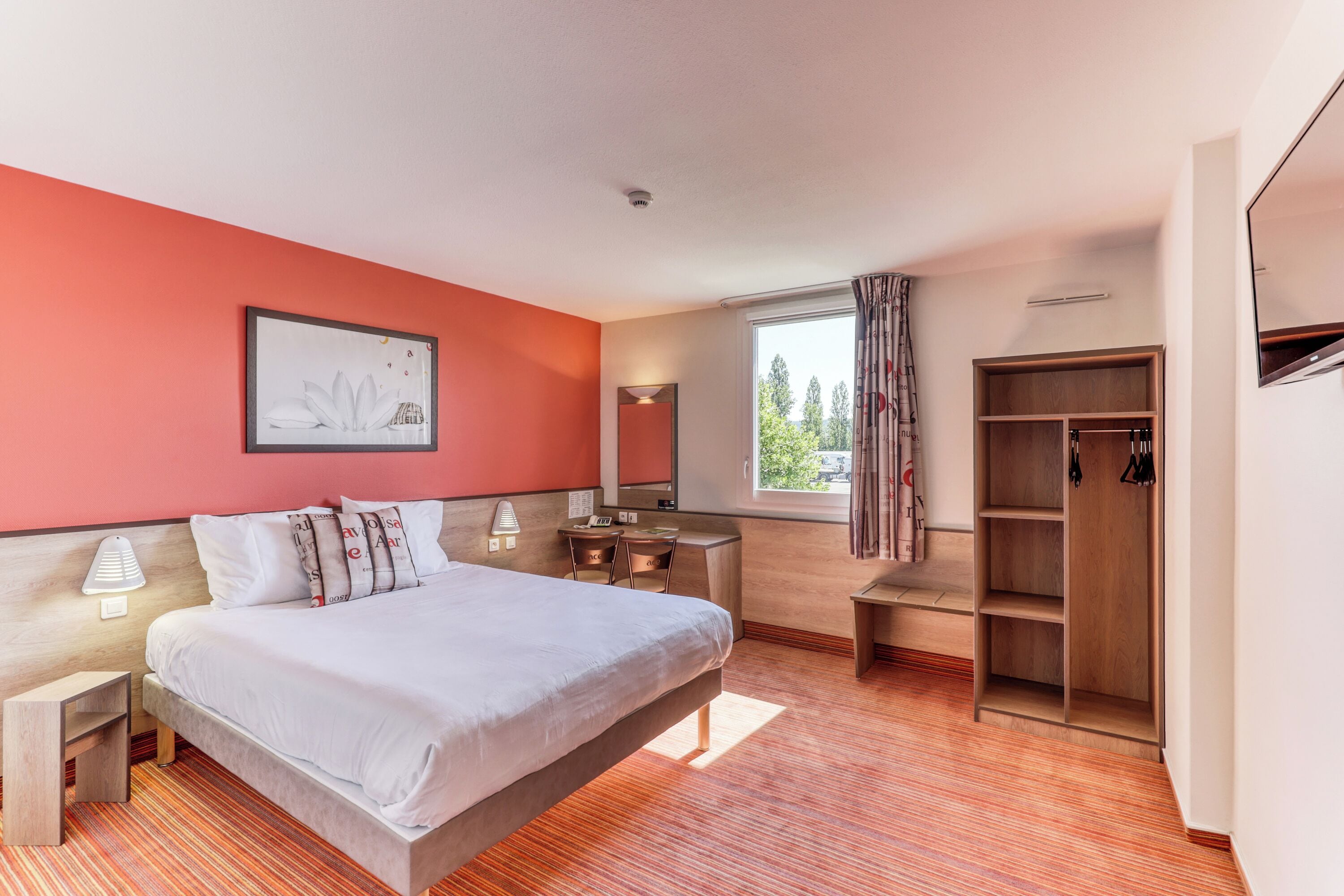 double room | desk, soundproofing, free wifi, bed sheets