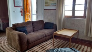 Maison, 2 chambres, balcon | Coin séjour