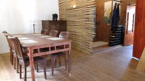 Ferienhaus, 2 Schlafzimmer, Poolblick (Elephant) | Essbereich im Zimmer