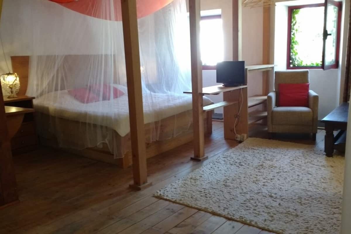 Soundproofing, free cots/infant beds, free WiFi