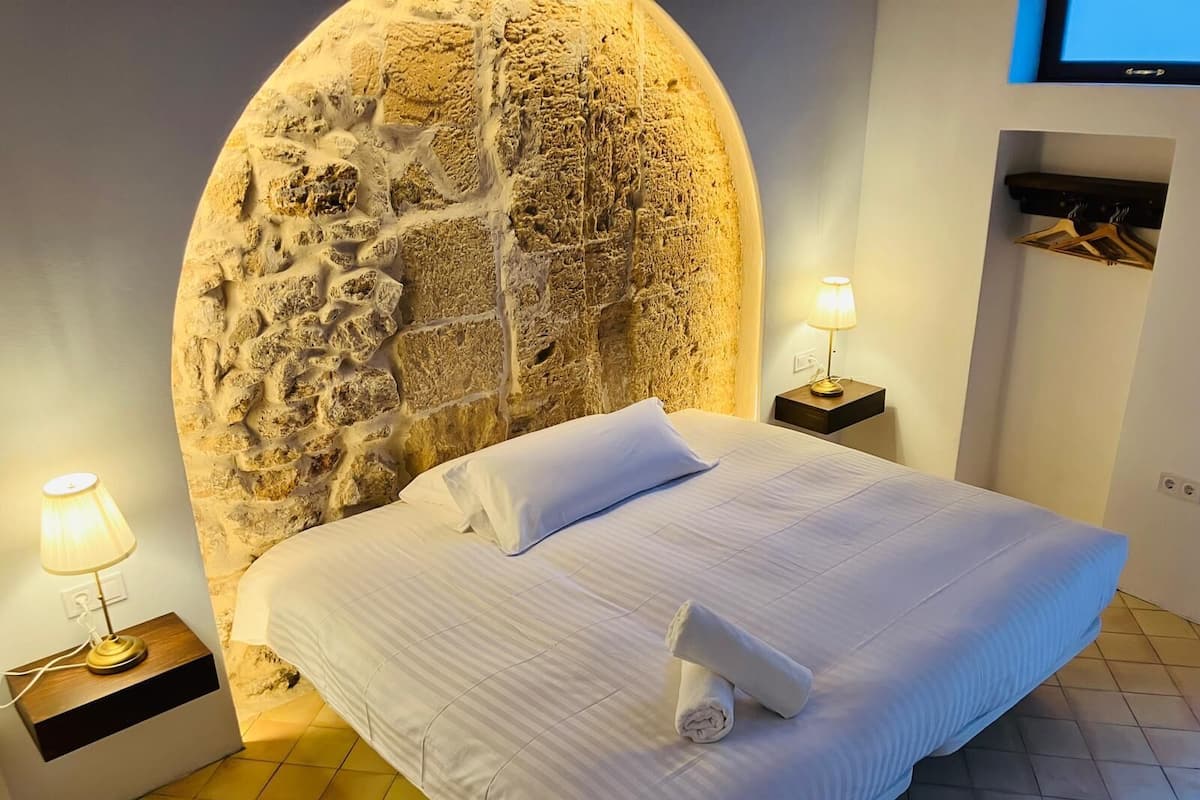 Cortinas blackout, tabla de planchar con plancha y wifi gratis