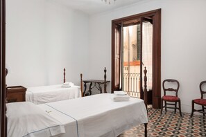 Double or Twin Room, 2 Single Beds, Shared Bathroom | Blackout curtains, iron/ironing board, free WiFi - Hostal Pons (Palma de Mallorca)