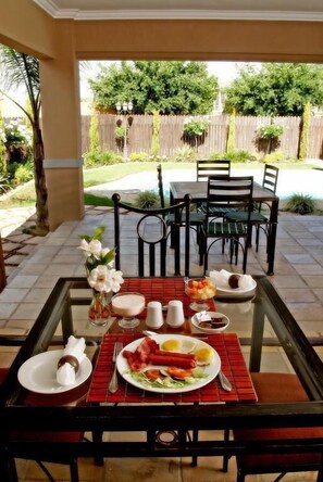 每日供應自助早餐 (每人 ZAR90)