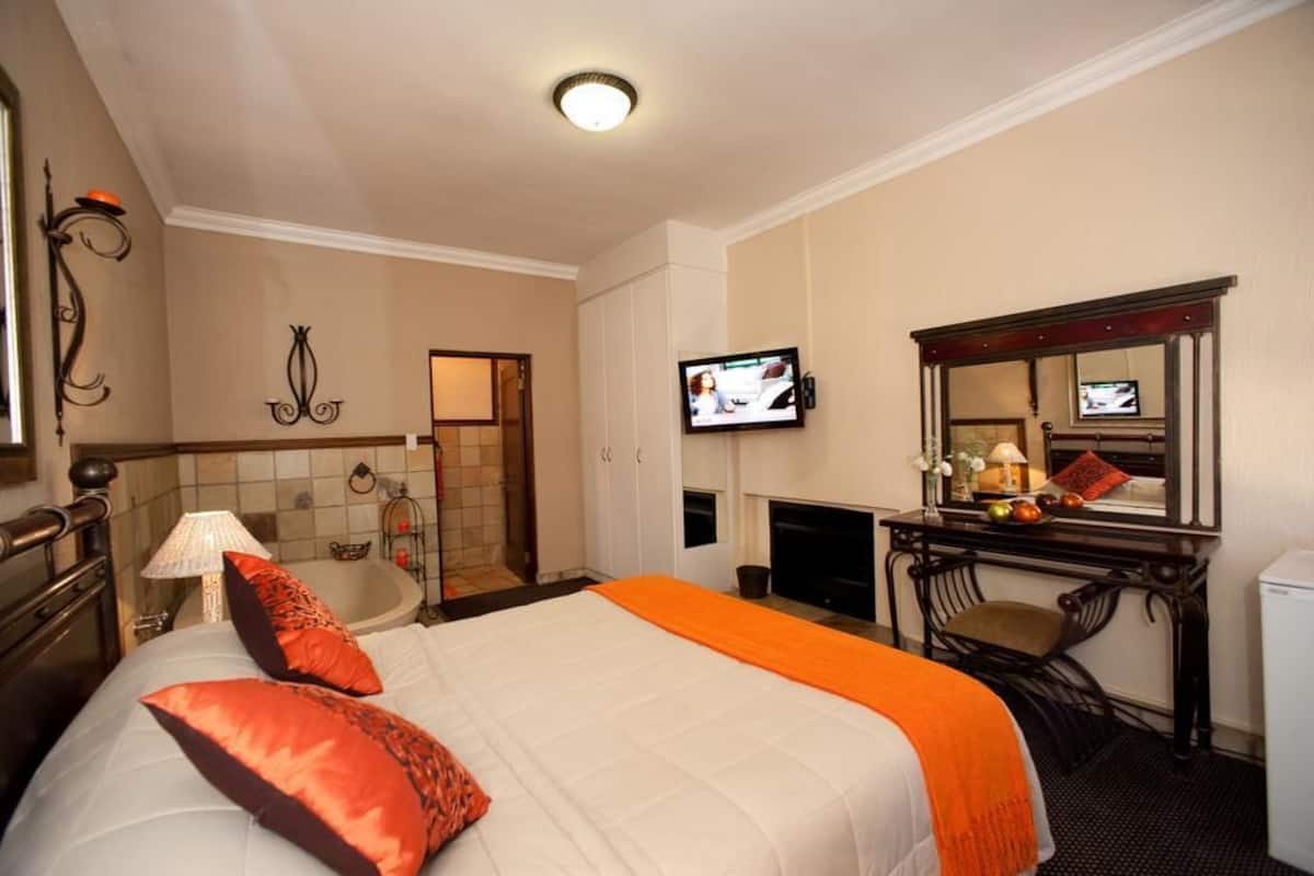 Camera Luxury (Bathtub Only) | Una scrivania, postazione laptop, tende oscuranti, ferro/asse da stiro