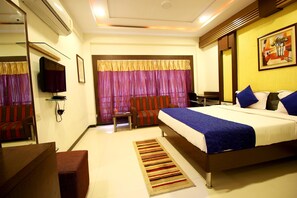 Suite | Desk, free WiFi