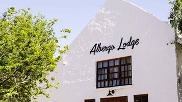 Vista frontal de la propiedad