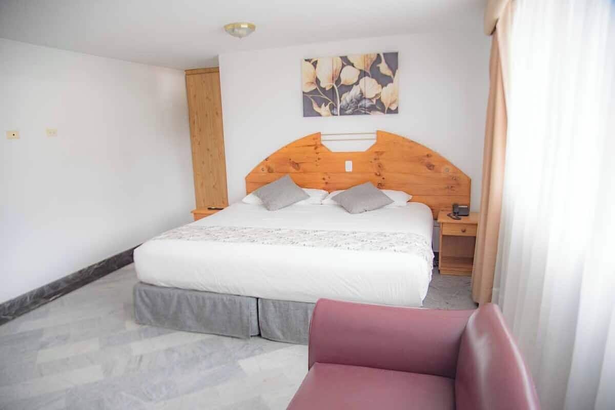 Queen Room | Safe på rommet, skrivebord, wi-fi (inkludert) og sengetøy
