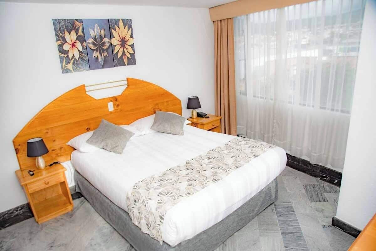 1 habitación, caja de seguridad en la habitación y escritorio