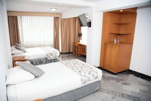 Chambre Double | Coffres-forts dans les chambres, bureau, Wi-Fi gratuit, draps fournis