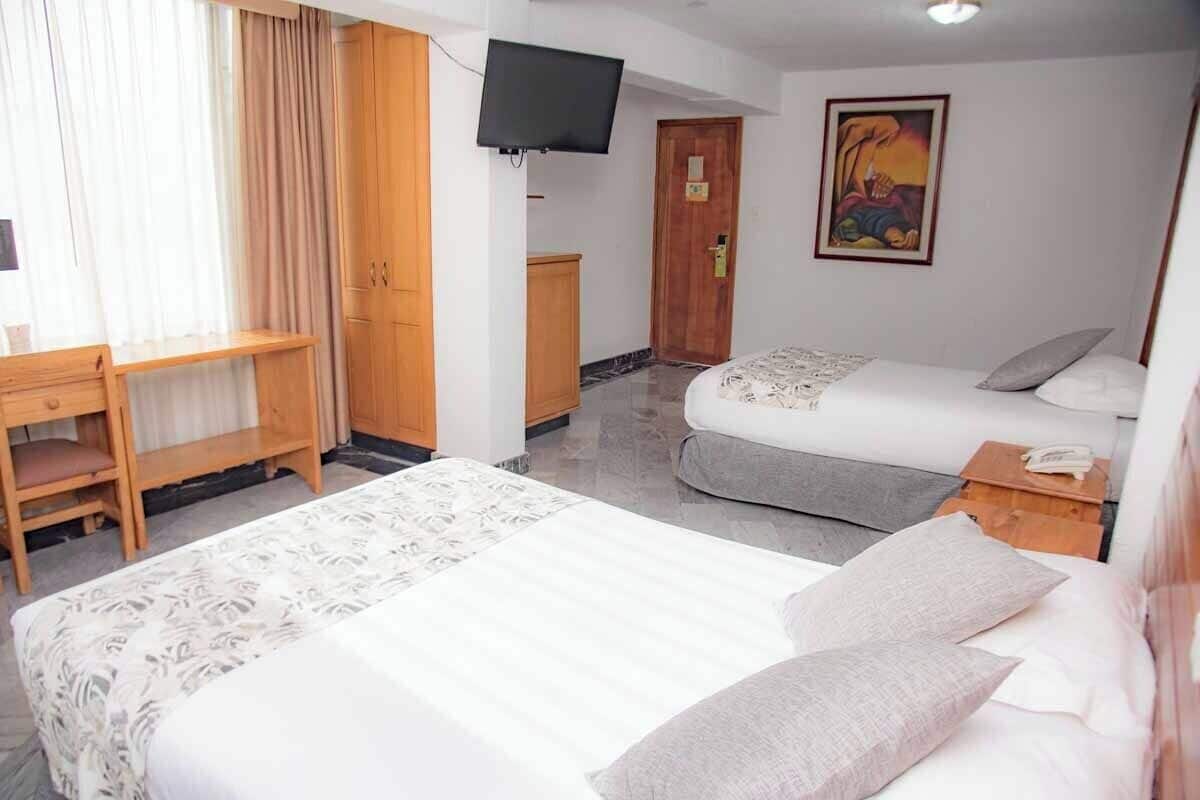 1 habitación, caja de seguridad en la habitación y escritorio