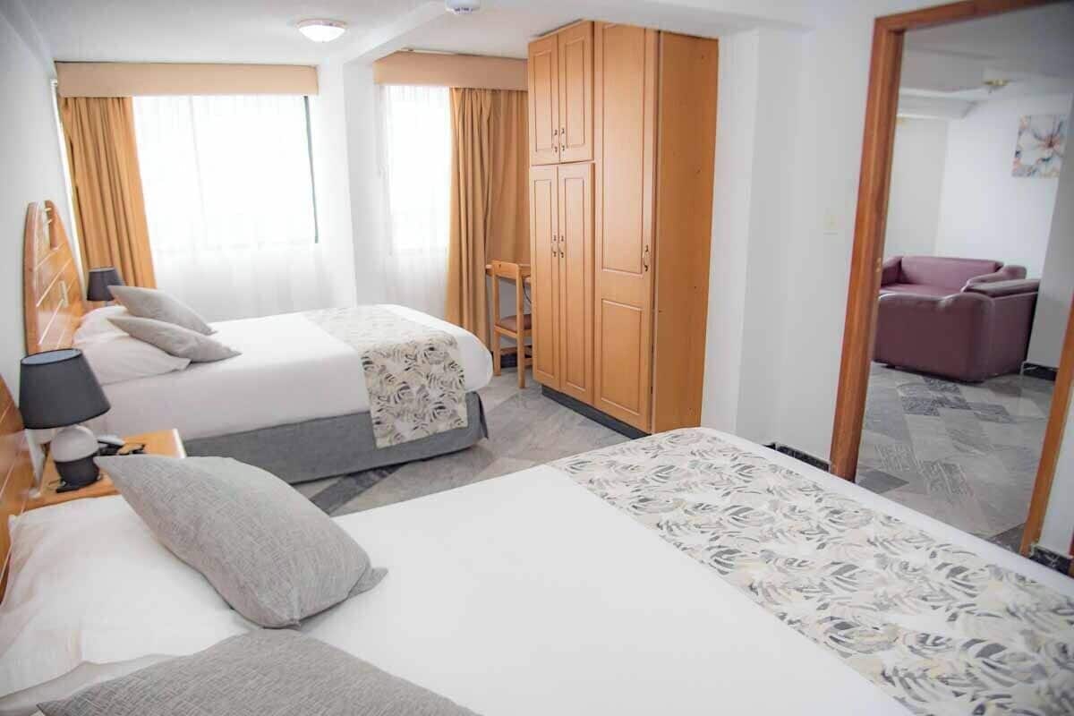 1 habitación, caja de seguridad en la habitación y escritorio